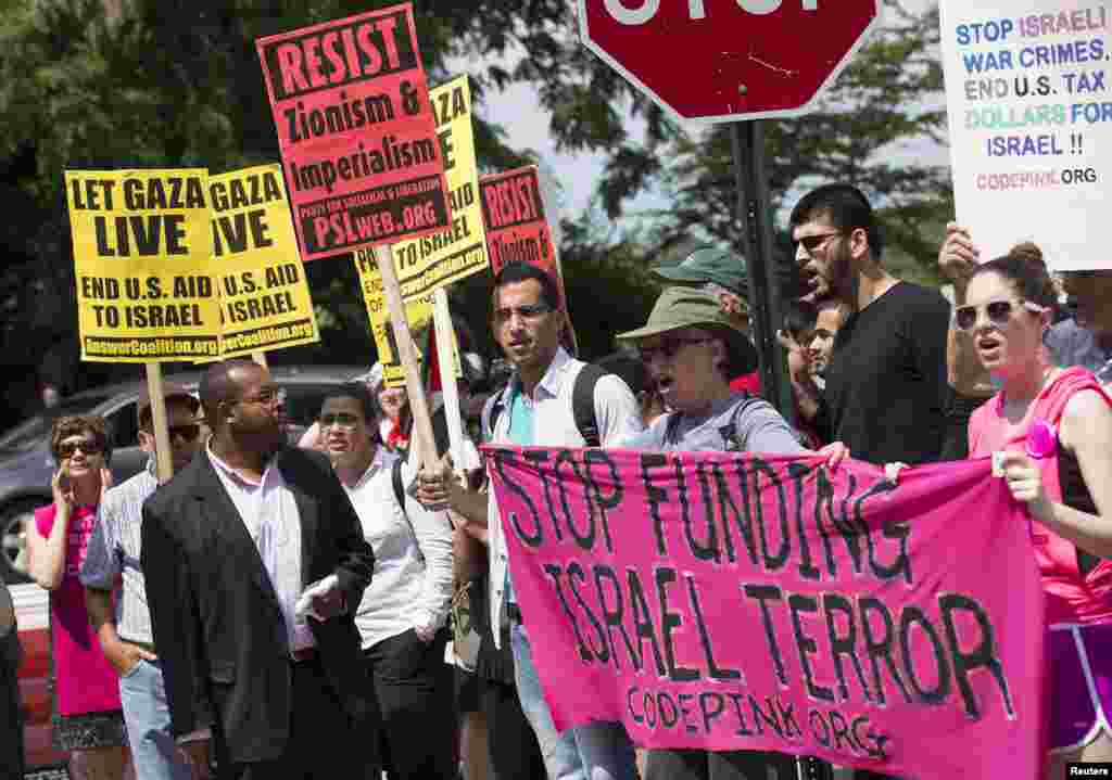 Para demonstran menyerukan dihentikannya serangan udara Israel di Gaza dalam sebuah demonstrasi di depan Kedutaan Besar Israel, di Washington, 11 Juli 2014.