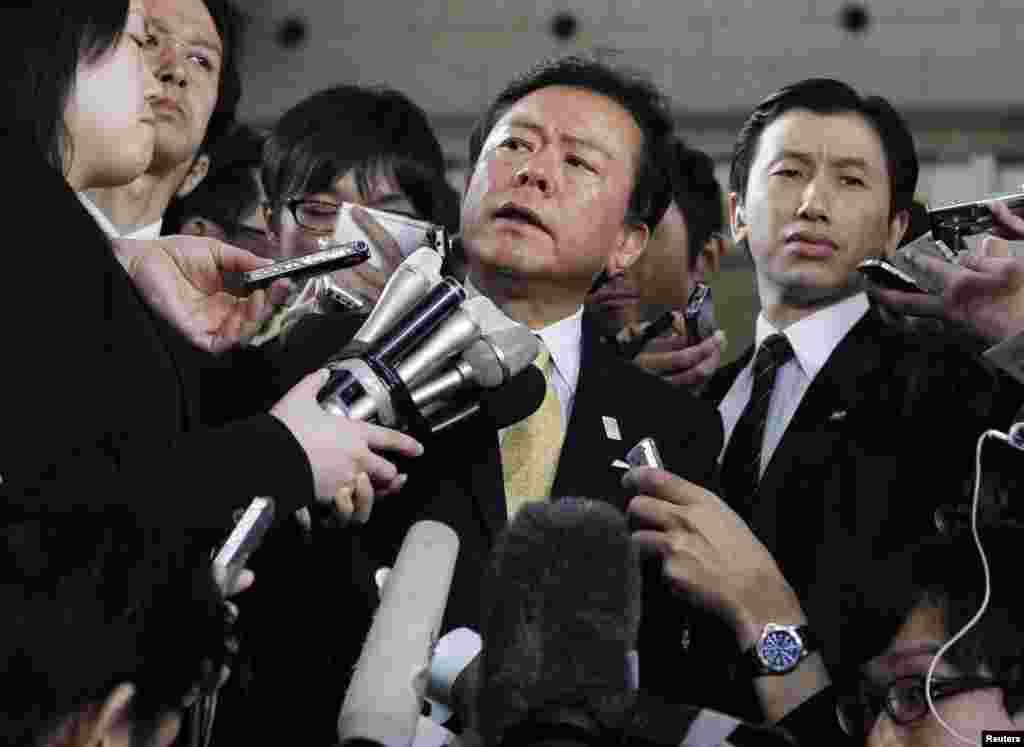 Gubernur Tokyo, Naoki Inose (tengah) dikelilingi oleh para wartawan di Tokyo, Jepang. Inose minta maaf karena mendiskreditkan Istanbul dan Turki, yang menjadi pesaing Tokyo sebagai tuan rumah Olimpiade 2020.