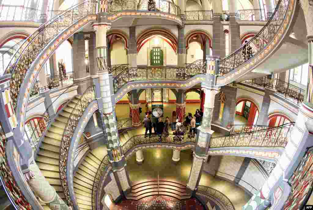 Pengunjung berdiri di sebuah tangga gedung pengadilan di Halle an der Saale, Jerman bagian timur, yang dahulu merupakan bangunan istana Prusia.