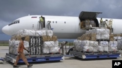 Desembarque de toneladas de ajuda alimentar à carenciados Somalis