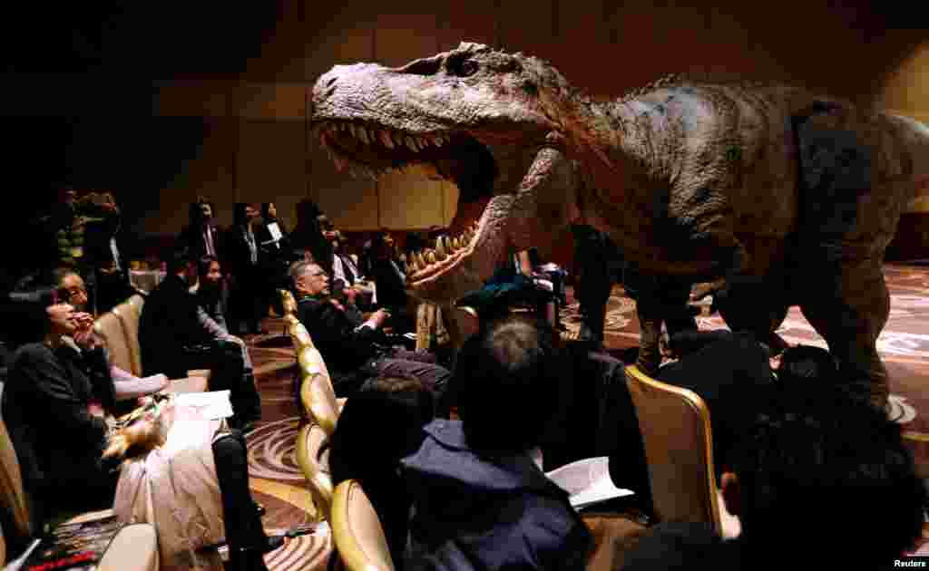 Robot dinosaurus 'TRX03' produksi perusahaan Jepang tampil pada saat diperkenalkan di Tokyo.