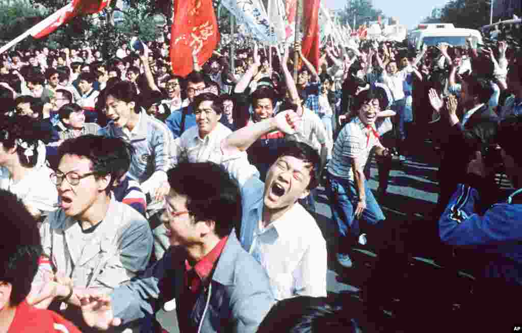 Mahasiswa demonstran dalam protes pro-demokrasi pada 4 Juni 1989.