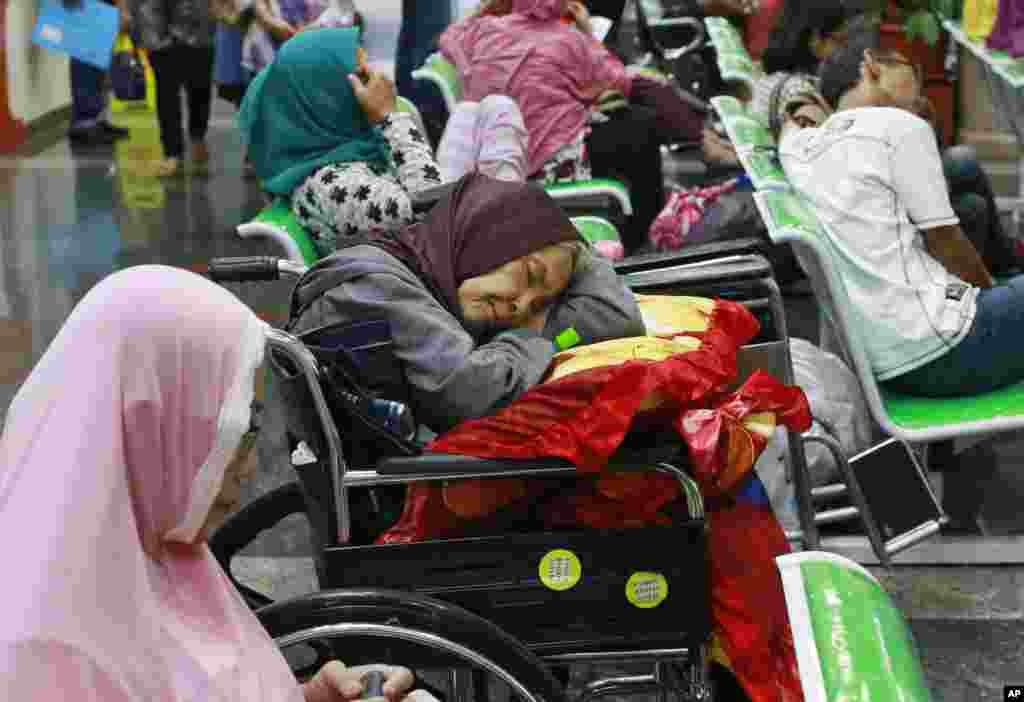 Seorang pasien lansia menunggu di tempat registrasi. Para pasien Rumah Sakit Kanker Dharmais di Jakarta harus menunggu, karena serangan malware pada jaringan komputer telah mengganggu sistem pendaftaran dan pencarian data-data pasien RS Dharmais.