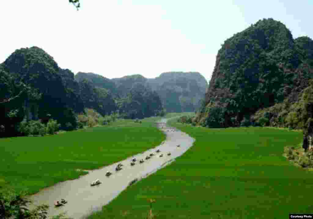 Trang An di Vietnam adalah lanskap spektakuler yang terdiri dari kast batu gamping dan lembah, dikelilingi oleh tebing yang hampir vertikal. (UNESCO)