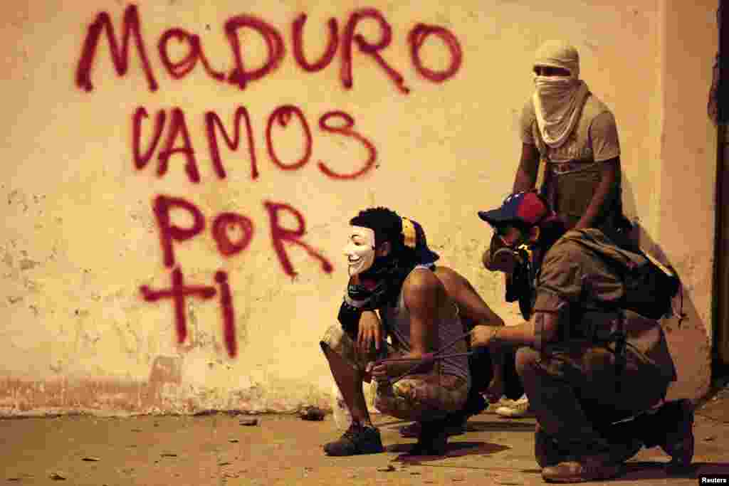Anti-government demonstrators clash with riot police at Altamira Square in Caracas, Feb. 24, 2014.