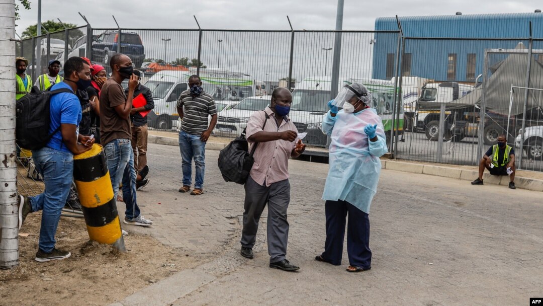 FILE - UMongikazi uhlola izihambi eBeitbridge duzane lakwele South Africa.