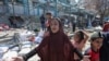 Seorang perempuan Palestina tampak bereaksi ketika berada di gedung sekolah PBB, yang digunakan sebagai tempat penampungan sementara di Nuseirat, Gaza tengah, menyusul serangan Israel ke wilayah tersebut pada 16 Juli 2024. (Foto: Reuters/Ramadan Abed)