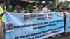 Pengungsi dari Afganistan di Medan melakukan unjuk rasa terkait pembantaian suku Hazara, Senin 19/11 (Foto: VOA/Anugrah).