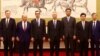 美国贸易代表团成员和中国官员在北京合影，左起：美国贸易代表罗伯特·莱特希泽，美国商务部长威尔伯·罗斯，美国财政部长史蒂文·努钦，中国副总理刘鹤。右起第一人为中国人民银行行长易纲。（2018年5月3日或4日，美国驻华大使馆网站图片））