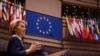 La présidente de la Commission européenne, Ursula von der Leyen, s'adresse aux législateurs européens lors d'une session plénière au Parlement européen à Bruxelles relative à l'accord sur le Brexit, le mercredi 16 décembre 2020. (Photo AP/John Thys)