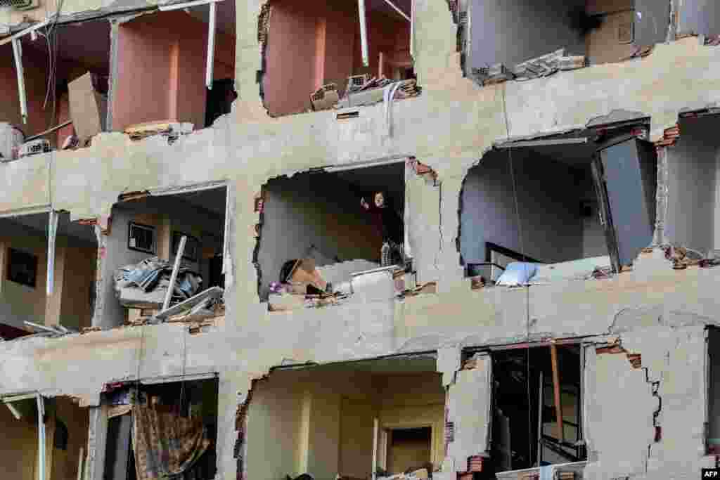 Seorang wanita bereaksi di apartemennya yang hancur di lokasi ledakan, setelah terjadinya ledakan kuat di kota Diyarbakir, Turki sebelah tenggara. Sedikitnya satu orang tewas dan 30 lainnya luka-luka dalam ledakan di luar gedung kepolisian.