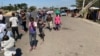 Abanye abantu bayazihambela bengagqokanga ama masks avimba ukumemetheka komkhuhlane weCoronavirus COVID-19. (Columbus Mavhunga/VOA)