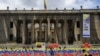 Globos con los colores de la bandera nacional de Colombia en la Plaza Bolívar, el 2 de octubre de 2020, durante un acto simbólico del cuarto aniversario del referéndum realizado para ratificar un histórico acuerdo de de paz entre el gobierno y las FARC. 