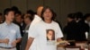 香港立法会议员梁国雄身穿带有刘晓波像的短袖衫（2013年7月16日）