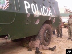 Mecânico procede a reparações num blindado da polícia danificado no ataque