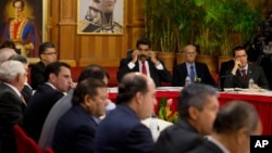 El presidente de Venezuela, Nicolás Maduro, recibió a los cancilleres de UNASUR y miembros de la oposición del país para inciar el primer diálogo de paz.