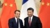资料照：2019年11月6日，中国国家主席习近平和法国总统马克龙在人民大会堂举行联合记者会后握手。