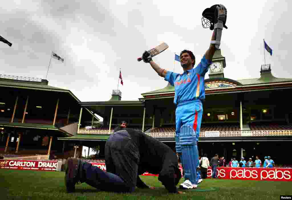 Seorang pendukung tim cricket India bersujud di depan patung lilin pemain criket India Sachin Tendulkar dalam acara promosi olah raga itu di Sydney Cricket Ground, Australia. Kelompok pendukung criket India yang dikenal sebagai 'Swami Army' menghadiri peresmian patung lilin itu yang untuk selanjutnya akan dipajang di museum lilin Madame Tussauds di Sydney.