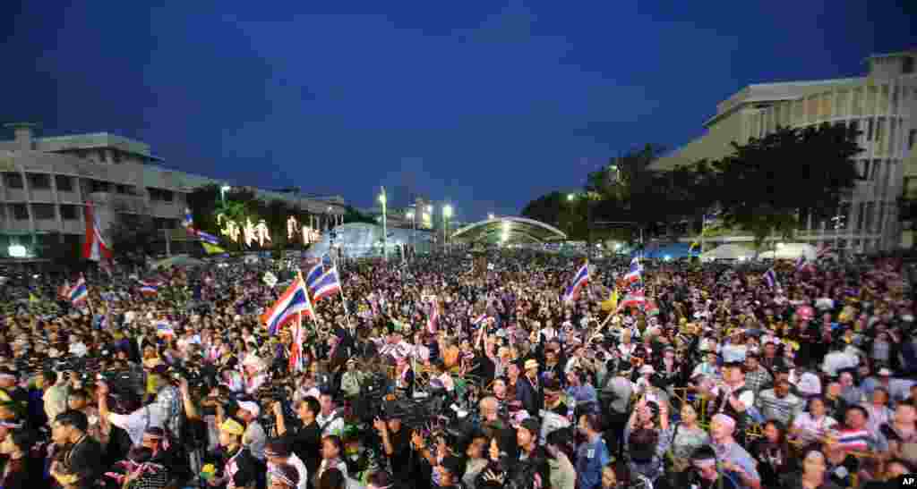 Para demonstran anti-pemerintah di Bangkok (25/11). (AP/Wason Wanichakorn). (AP/Sakchai Lalit)