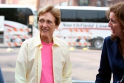 Joan Mondale, esposa del exvicepresidente Walter Mondale, cuando visitaba el Target Center en Minneapolis para un discurso del presidente Barack Obama. Septiembre 12 de 2009.
