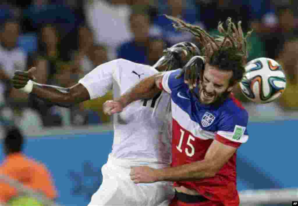 Pemain Amerika Serikat, Kyle Beckerman, dalam pertandingan melawan Ghana di Natal, Brazil (16/6). 