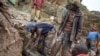 Des creuseurs artisanaux dans une mine de cassiterite à Numbi, RDC, 7 avril 2017.