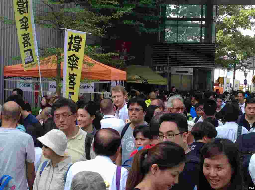 港人重返政總紀念雨傘運動一周年(美國之音海彥拍攝)