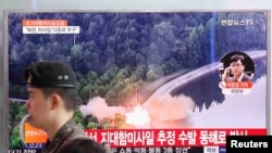 韩国首尔一个火车站的电视屏幕上显示朝鲜在其东部海岸发射几枚地对舰导弹（2017年6月8日）