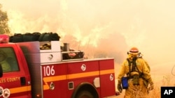 Bombeiros tentam combater incêndios na Califórnia. Outubro 2017