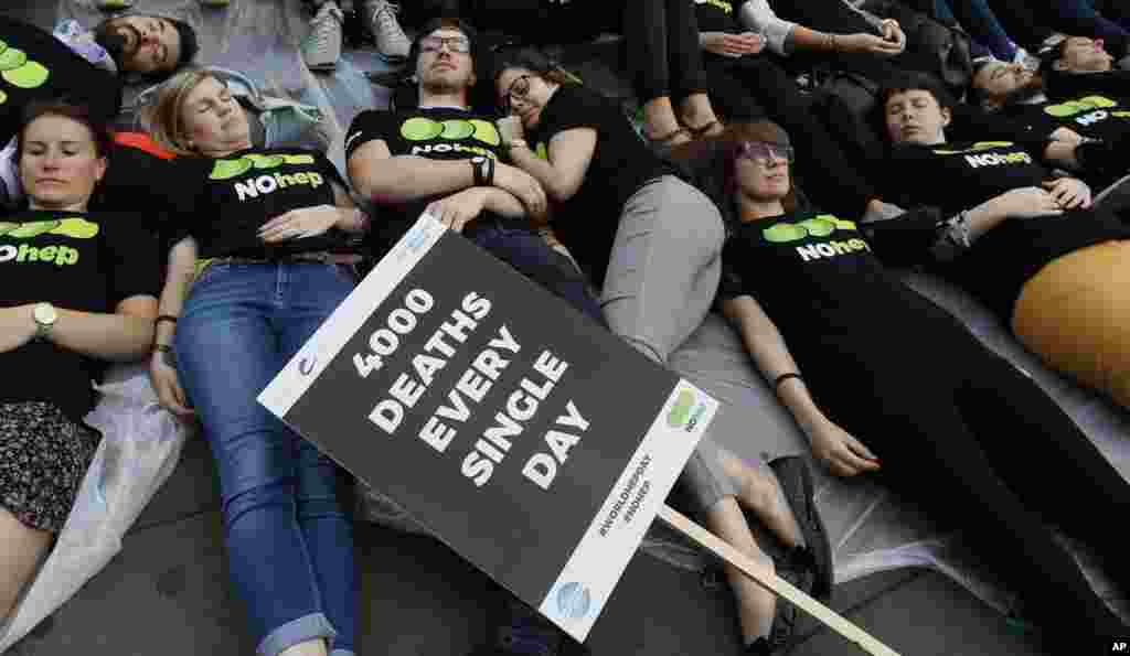 2016年7月28日,为了纪念世界肝炎日,活动人士在伦敦最有名的圆形广场 Piccadilly Circus 表演死亡 