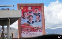 资料照：西藏拉萨公路旁展示的中国领导人宣传画。