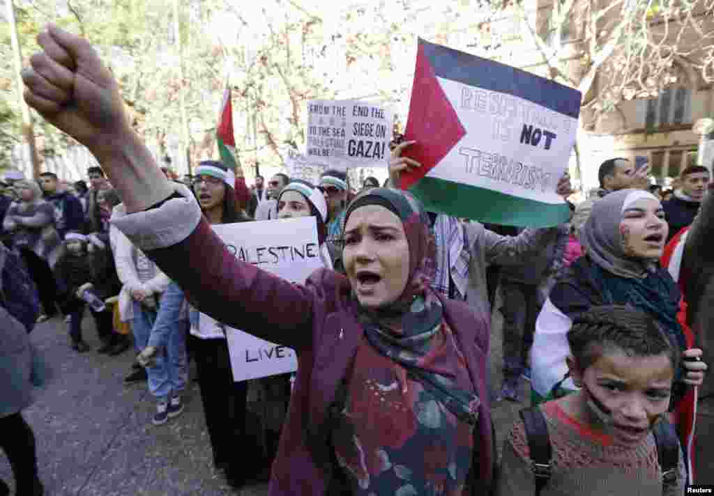 Pengunjuk rasa pro-Palestina berdemonstrasi menentang Israel, di Sydney, 13 Juli 2014.