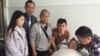 數位湖南網友探望被通緝學生領袖之一熊焱的母親 (博訊圖片) 