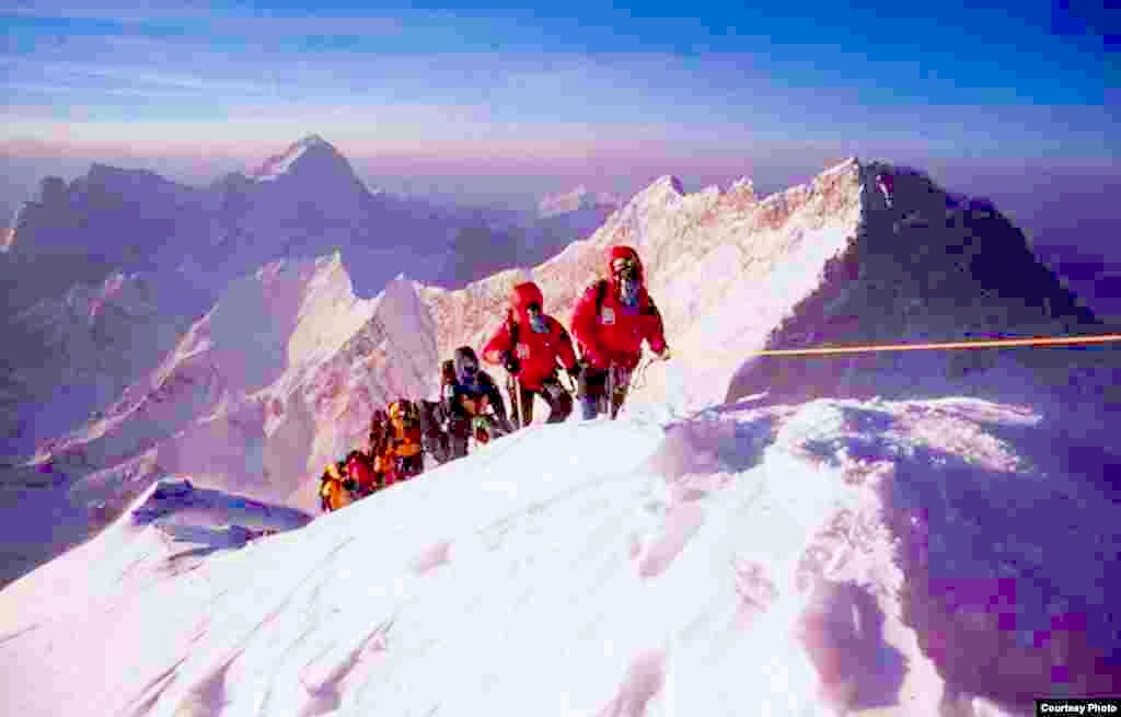 Yuichiro Miura menuju puncak Gunung Everest pada 2003. (Miura Dolphins)