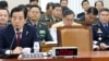 한민구 한국 국방장관이 29일 한국 국회에서 열린 국방위원회 전체회의에서 의원들의 질의에 답하고 있다. 뒤로 이순진 합참의장(왼쪽부터), 장준규 육군 참모총장, 정호섭 해군 참모총장, 정경두 공군 참모총장이 배석해 있다.