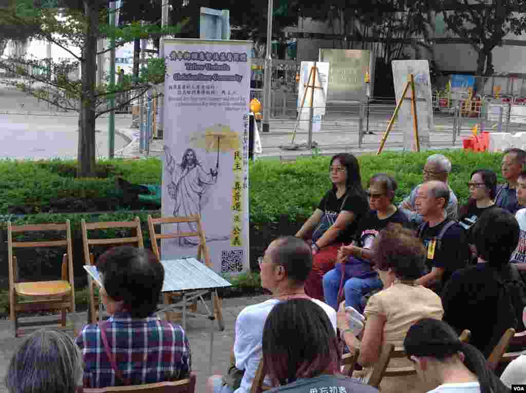 港人重返政總紀念雨傘運動一周年(美國之音海彥拍攝)