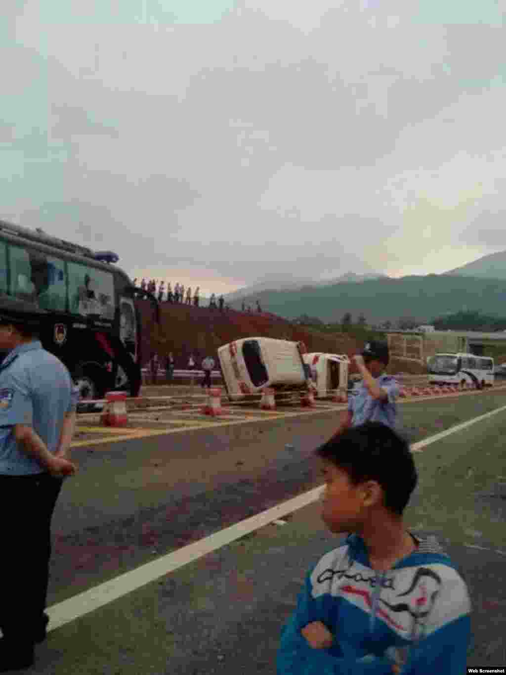 廣安市鄰水縣爆發爭取高鐵大規模遊行（網絡圖片 )