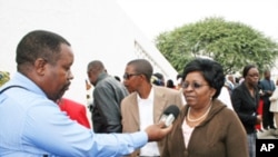 A governadora do Namibe, Cândida Celeste, fazendo declarações à Voz da América