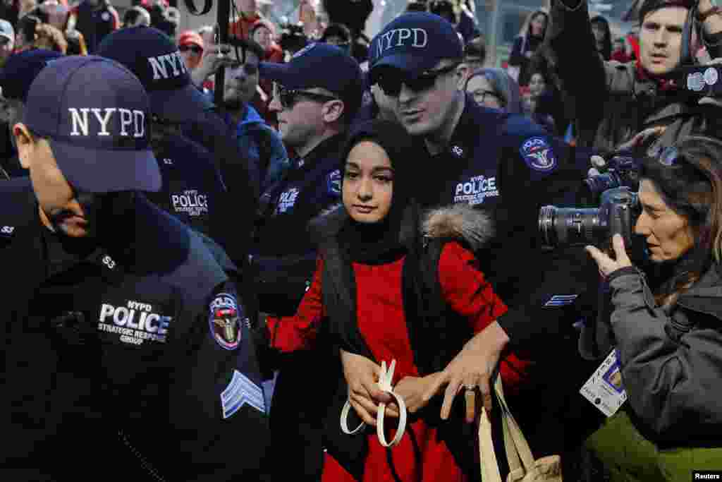 纽约警察逮捕了一个参加&ldquo;没有妇女参与的一天&rdquo;活动的女子（2017年3月8日）