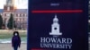 Seorang mahasiswa berjalan di kampus Universitas Howard, salah satu dari enam perguruan tinggi dan universitas kulit hitam (HBCU) yang bersejarah di seluruh Amerika Serikat, di Washington, AS, 31 Januari 2022. (Foto: REUTERS/Sarah Silbiger)