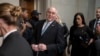 El líder de la mayoría de la Cámara, Steve Scalise, de Luisiana, habla con los periodistas cuando llega a una reunión de republicanos de la Cámara para votar sobre los candidatos a presidente en Capitol Hill, el 11 de octubre de 2023 en Washington.