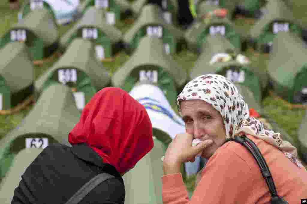 Perempuan Muslim Bosnia menangis di dekat peti mati dalam upacara peringatan dan pemakaman di Srebrenica. Ribuan orang berkumpul di pusat Memorial Potocari untuk mengenang 175 korban pembantaian terburuk di Eropa sejak Perang Dunia II. 