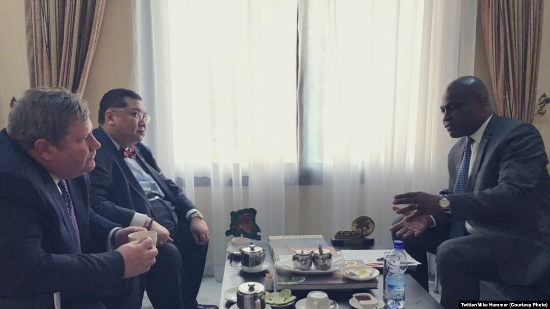 Envoyé spécial ya Etats-Unis mpo na Grands lancs, Peter Pham (C), ntoma ya Etats-Unis na RDC (G) na masolo na Martin Fayulu na Kinshasa, RDC, 11 février 2020. (Twitter/Mike Hammer)