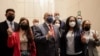 Miembros de la delegación oficial de Venezuela posan para una foto antes de despedirse después de asistir a una conferencia de prensa después de la última ronda de conversaciones con la oposición, en la Ciudad de México, el 27 de septiembre de 2021.