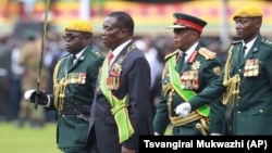 FILE: UMongameli Emmerson Mnangagwa, umsekeli wakhe uConstantino Chiwenga lenkokheli yebutho, Harare, Zimbabwe Friday, Nov. 24, 2017. 