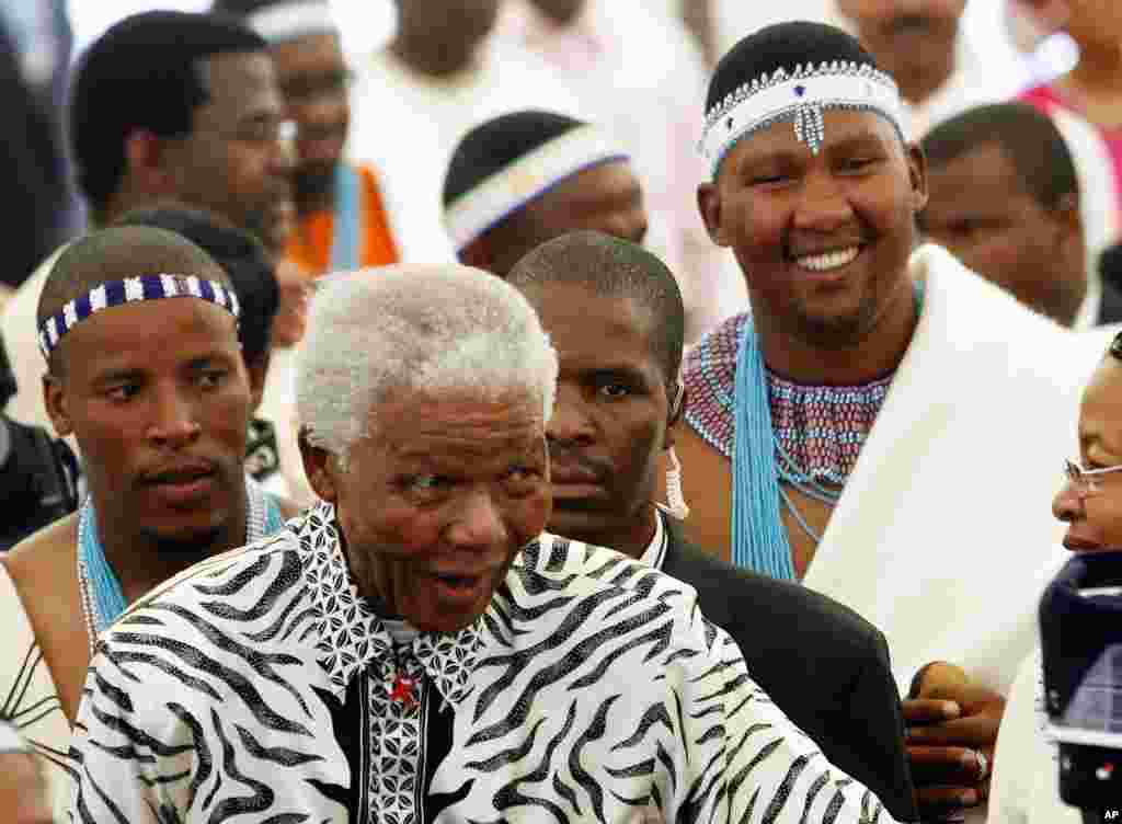 Mantan Presiden Afrika Selatan Nelson Mandela (tengah) didampingi cucunya Mandla Mandela (tengah, kanan) tiba di Mvezo, Afrika Selatan, 16 April 2007.