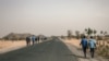 Des lycéens marchent sur la route de Mokolo à Maroua, Région de l'Extrême-Nord, Cameroun, le 20 février 2018.