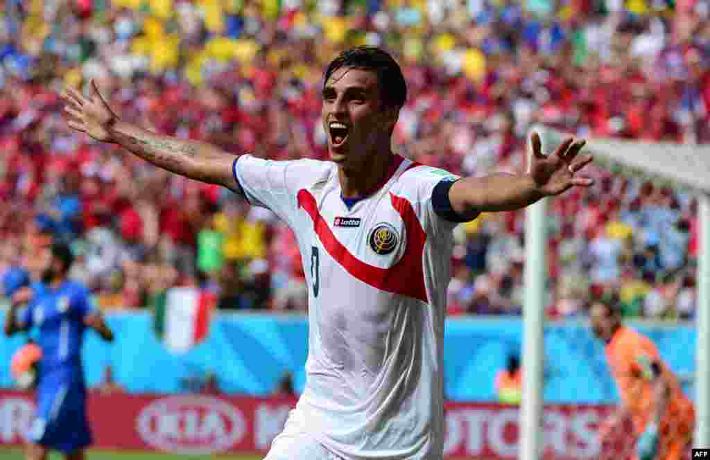 Pemain Kosta Rika, Bryan Ruiz memperlihatkan kegembiraannya setelah mencetak gol pertama timnya dalam pertandingan Grup D antara Italia dan Kosta Rika di Arena Recife, Pernambuco, pada Piala Dunia FIFA 2014 di Brazil. 