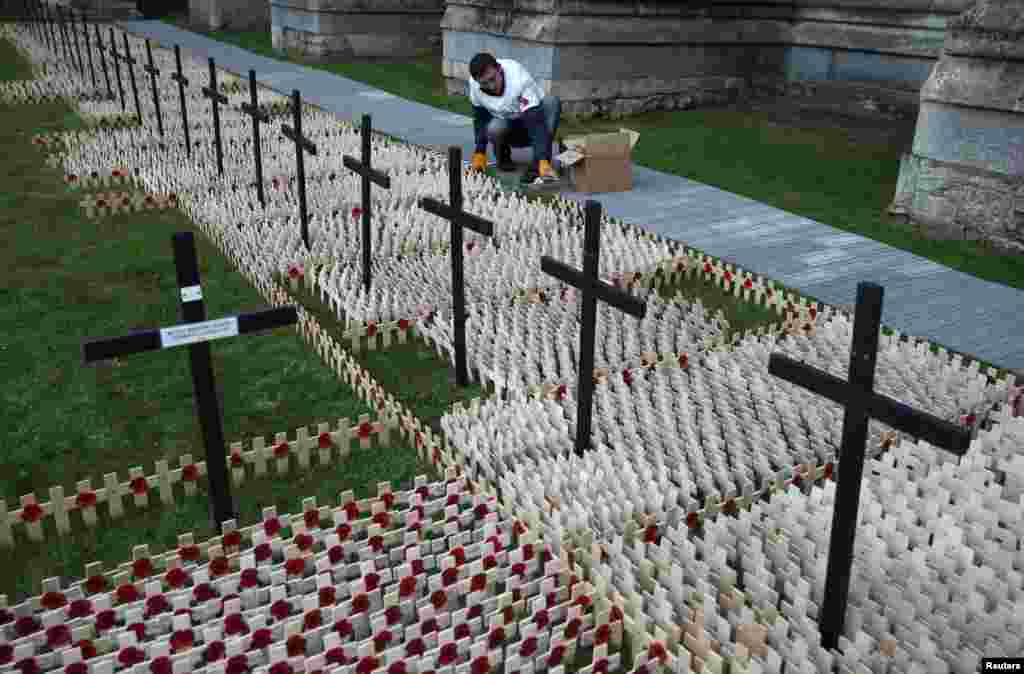 Bunga-bunga poppy di salib-salib kayu dipasang di Lapangan Peringatan di Gereja St. Margaret di Westminster, London.