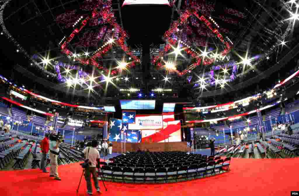Cumhuriyetçi Ulusal Kurultayı'nın düzenlendiği Tampa Bay Times Forum'da kurulan sahne. (B. Allen/VOA)
